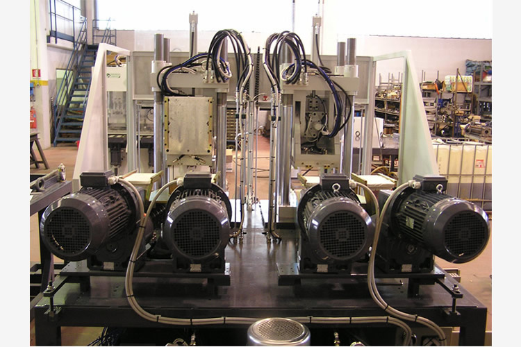 máquinas de extrusión y de moldeo por inyección para la producción de suelas y tacones en materiales termoplásticos, TR, PVC, TPU y EVA.